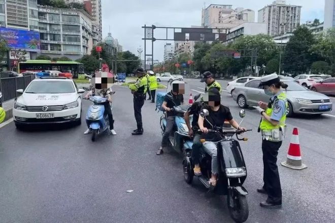 富顺在线最新消息，车祸后的励志崛起之旅，自信与成就的绽放